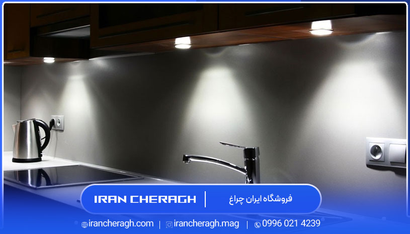 نورپردازی بالای اجاق گاز در آشپزخانه مدرن